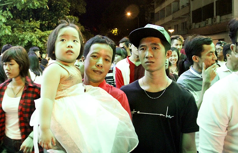 “Bố ơi! Mình đi xem pháo hoa nhé!“ ảnh 7